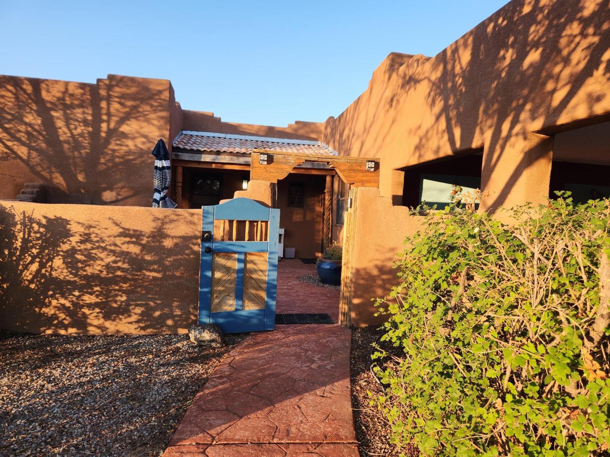 Red Mountain Manor Vineyard And Guesthouse Rio Rancho Exterior photo